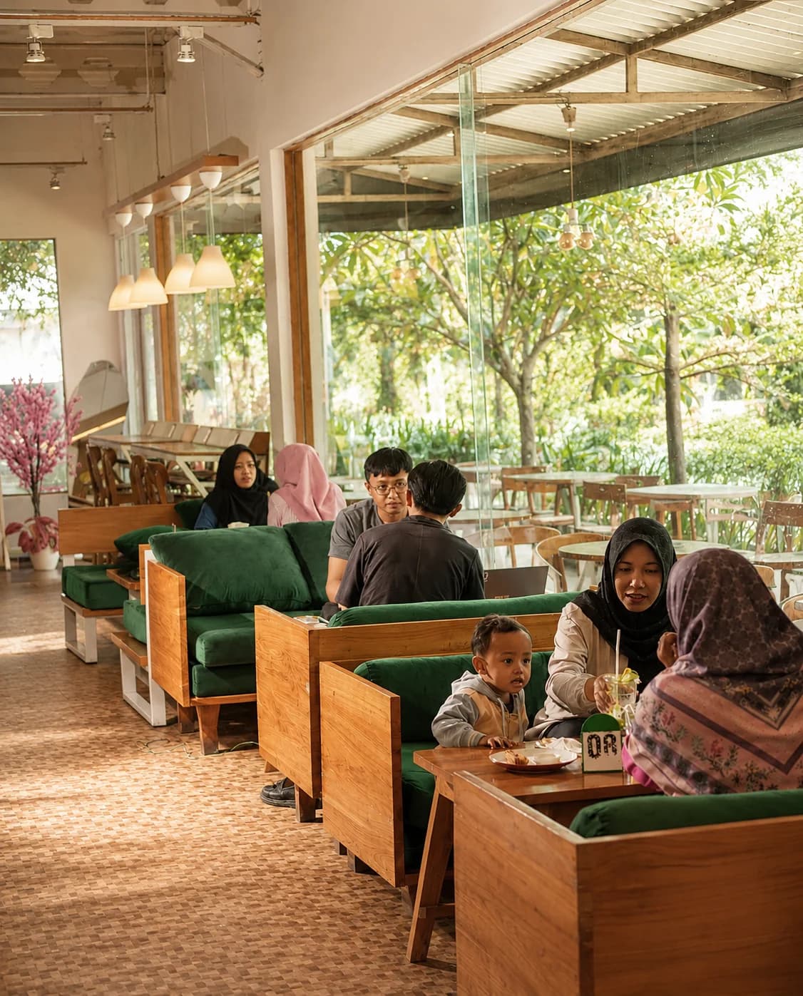 Keluarga makan bersama di Kalih Signature